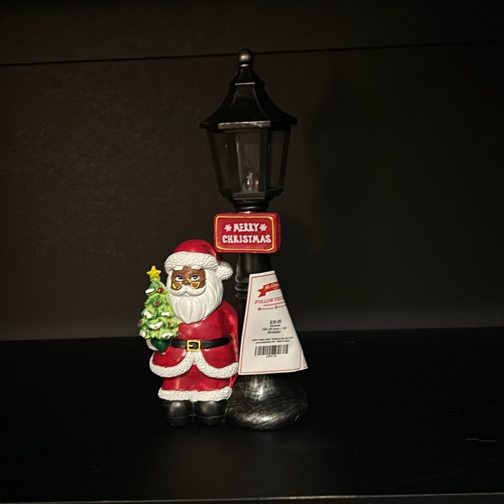Lit Lamppost & Santa